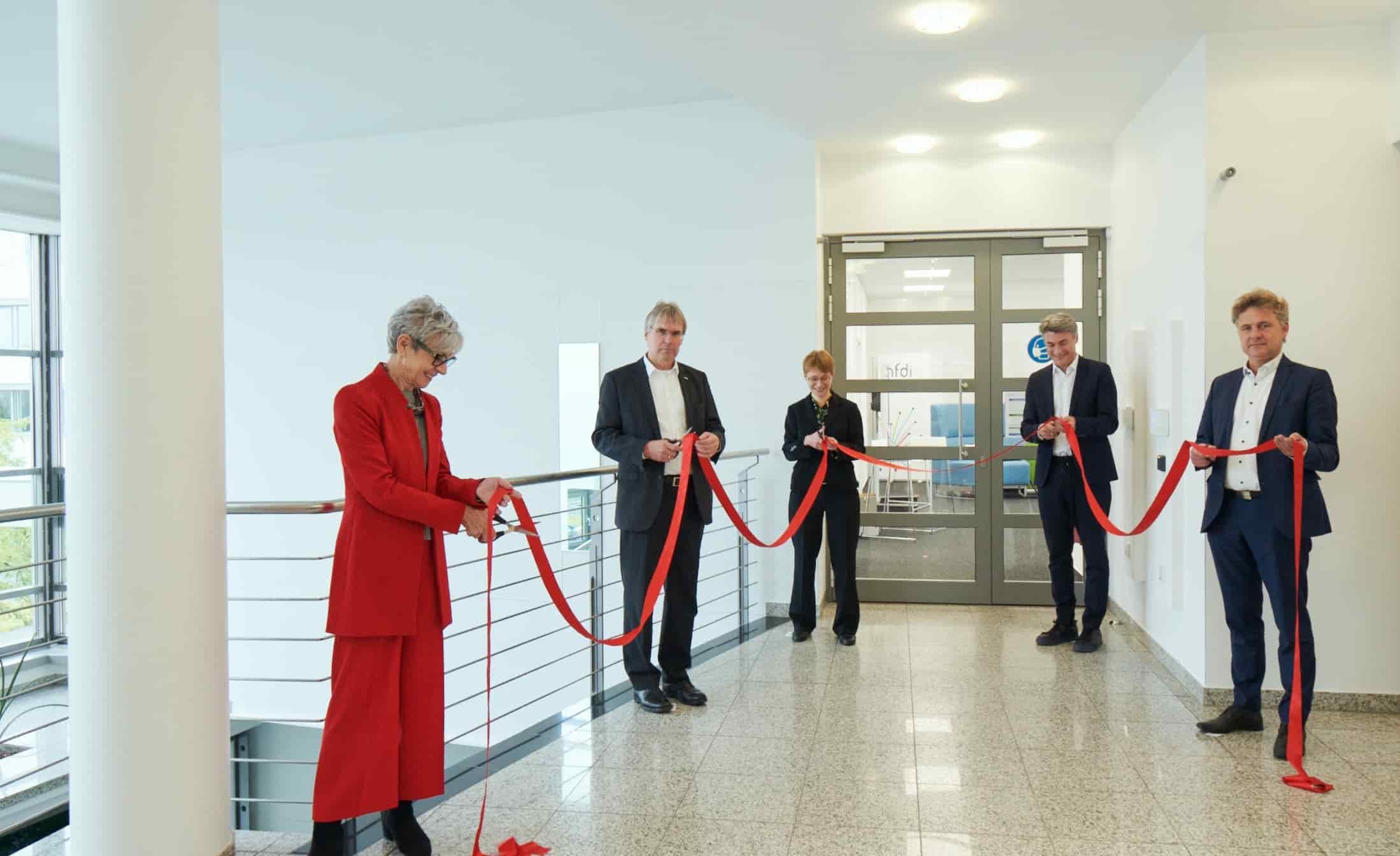 Opening of the NFDI office on 15 October 2020 in Karlsruhe, from left to right: Sabine Brünger-Weilandt (FIZ Karlsruhe), Holger Hanselka (KIT), Eva Lübke (NFDI Directorate until January 2025), York Sure-Vetter (NFDI Directorate), Frank Mentrup (Lord Mayor of Karlsruhe).